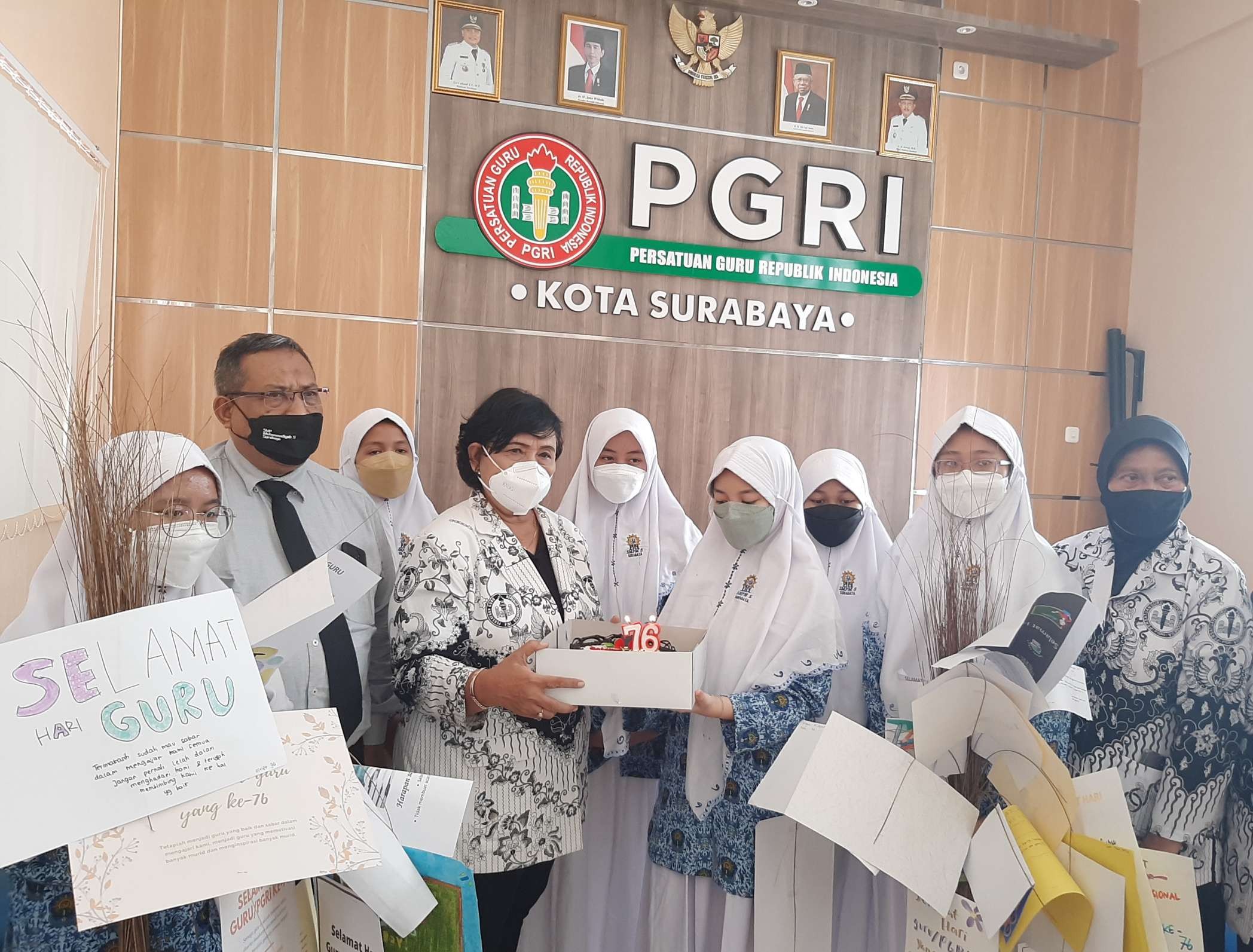 Kedatangan siswi SMP Muhammadiyah (SMPM) 5 Surabaya ke kantor PGRI Surabaya dalam rangka menyambut HUT ke-76 PGRI. Mereka disambut Ketua PGRI Surabaya, Drs Agnes Warsiati. (Foto: Pita Sari/Ngopibareng.id)
