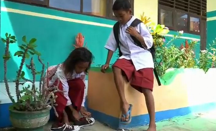 Kakak beradik Nadia dan Rizki terpaksa bertukar sepatu saat pergantian jam pelajaran. Kisah bocah SD ini mirip cerita film Children of Heaven. (Foto: Istimewa)