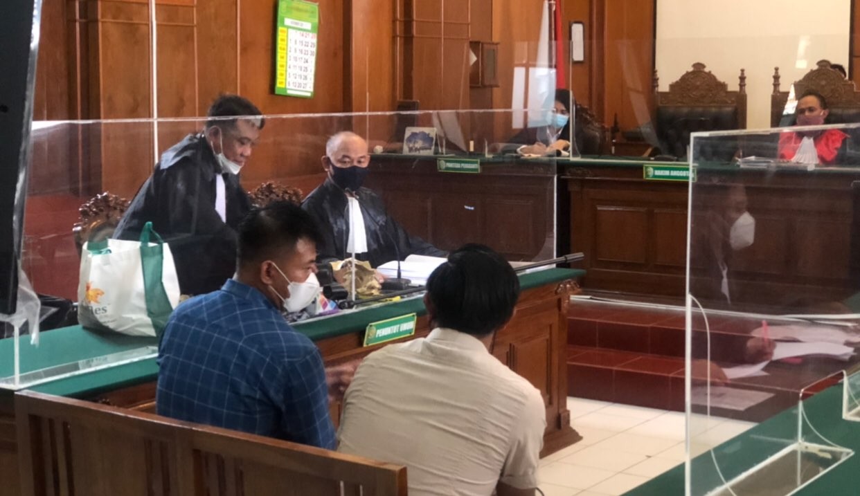 Dua terdakwa kasus jurnalis Tempo di Surabaya saat menjalani sidang lanjutan (Foto: Andhi Dwi/Ngopibareng.id)