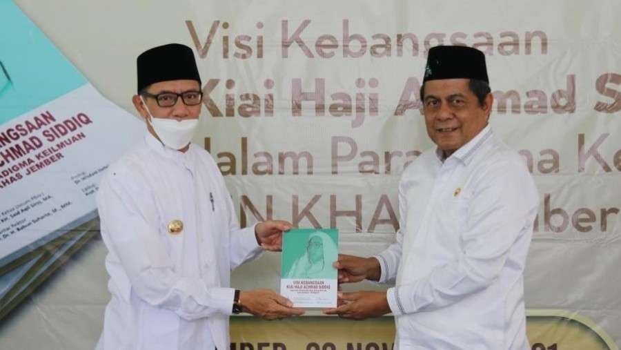 Rilis buku Visi Kebangsaan, Prof Babun Suharto KH Achmad Siddiq dalam Paradigma Keilmuan UIN KHAS Jember, bersama Wakil Bupati Jember Muhammad Balya Firjaun Barlaman. (Foto: Kemenag)