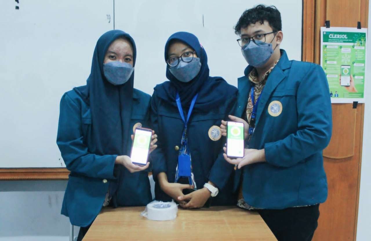 Tiga mahasiswa Unair yang berhasil merancang aplikasi bernama Cleriol. (Foto: Istimewa)
