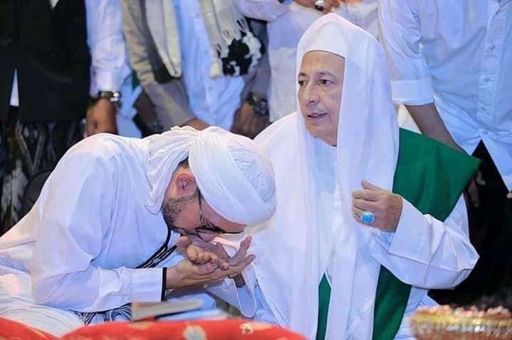 Habib Luthfi bin Yahya bersama Habib Ali Zainal Abidin, menantu kesayangannya. (Foto: Istimewa)