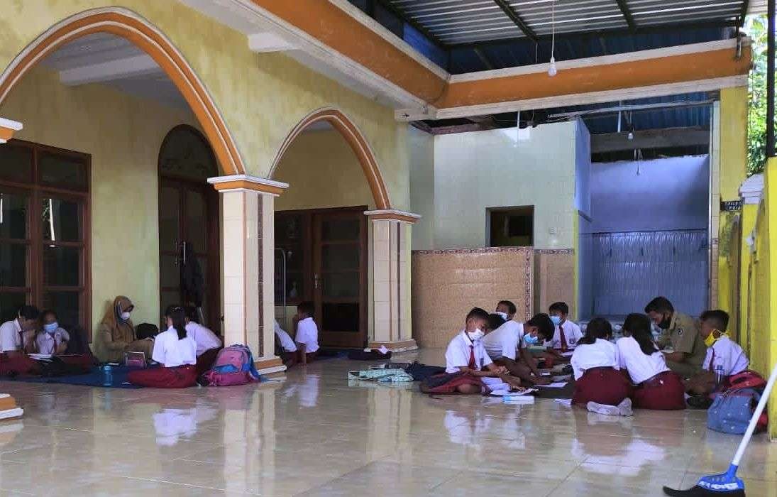Para siswa SDN 7 Tegalharjo melakukan proses belajar mengajar di masjid setempat (foto: istimewa)