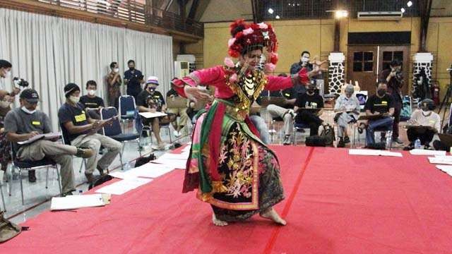 Para peserta Workshop Sketsa Gerak sedang menyeket penari Kembang Lambangsari, di Galnas, Kamis siang. (Foto: Galeri).