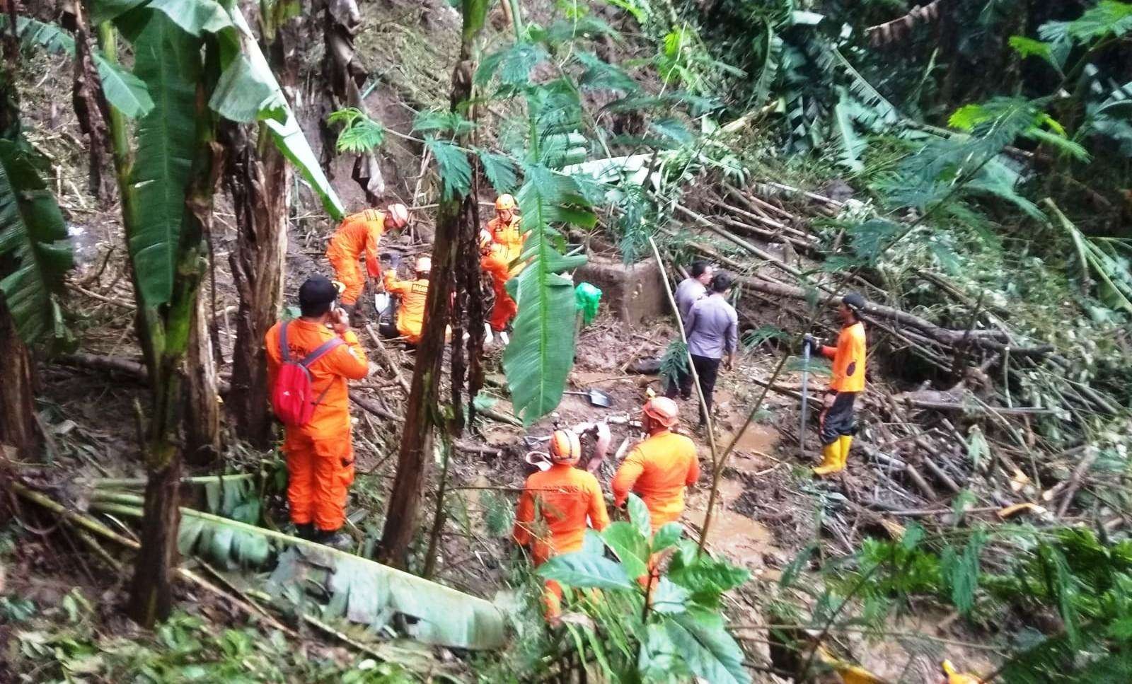 Proses pencarian korban tanah longsor di Br. Begawan, Desa Kedewatan, Kecamatan Ubud, Kabupaten Gianyar, Bali (foto: Basarnas Bali)