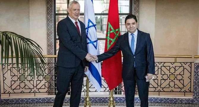 Menteri Luar Negeri Maroko Nasser Bourita (kanan) berjabat tangan dengan Menteri Pertahanan Israel Benny Gantz (kiri) di ibu kota Rabat pada 24 November 2021. (Foto: AFP