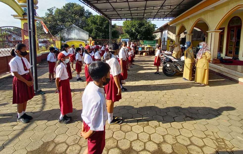 Murid-murid SDN 7 Tegalharjo melakukan upacara di halaman masjid yang menjadi tempat mereka melakukan pembelajaran (foto:istimewa)