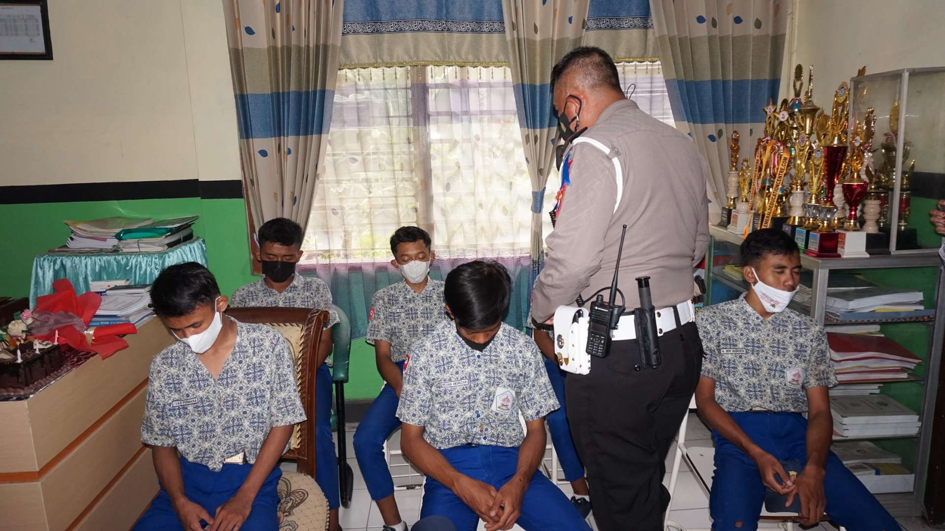 Polisi memberi hipnoterapi kepada siswa SMP Negeri 1 Kutorejo. (Foto: Deni Lukmantara/Ngopibareng.id)