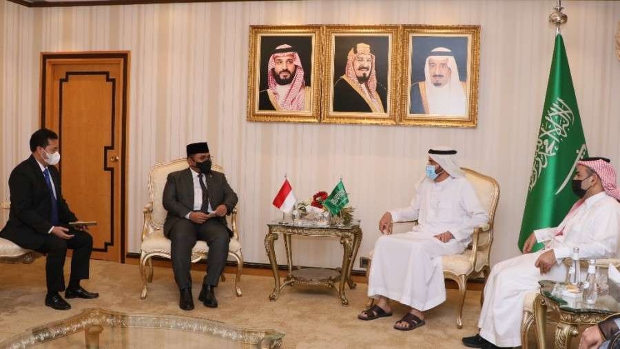 Menteri Agama RI Yaqut Cholil Qoumas saat bertemu Menteri Urusan Islam, Dakwah, dan Penyuluhan Arab Saudi Syekh Abdullatif bin Abdulaziz di Makkah. (Foto: Kemenag)