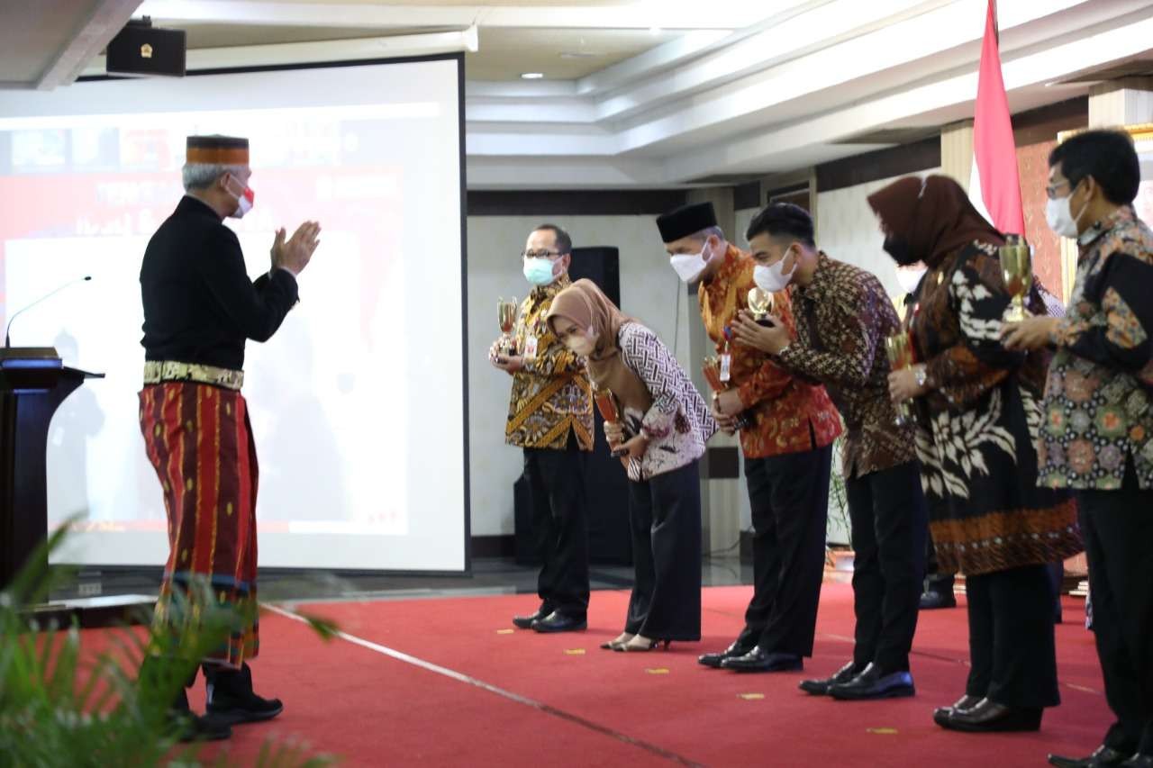 Gubernur Jawa Tengah Ganjar Pranowo memberikan penghargaan kepada 14 kabupaten/kota pemenang Indeks Daya Saing Daerah (IDSD). (Foto: Dok Jateng)
