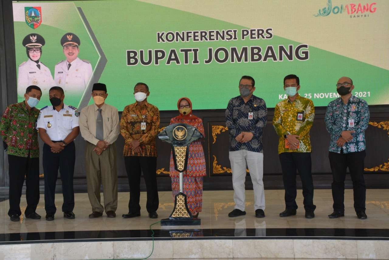 Konferensi pers Bupati Jombang mengenai viralnya jalan penghubung Tapen-Kabuh karena rusak berat, Kamis 25 November 2021 di pendopo. (Foto: Istimewa)