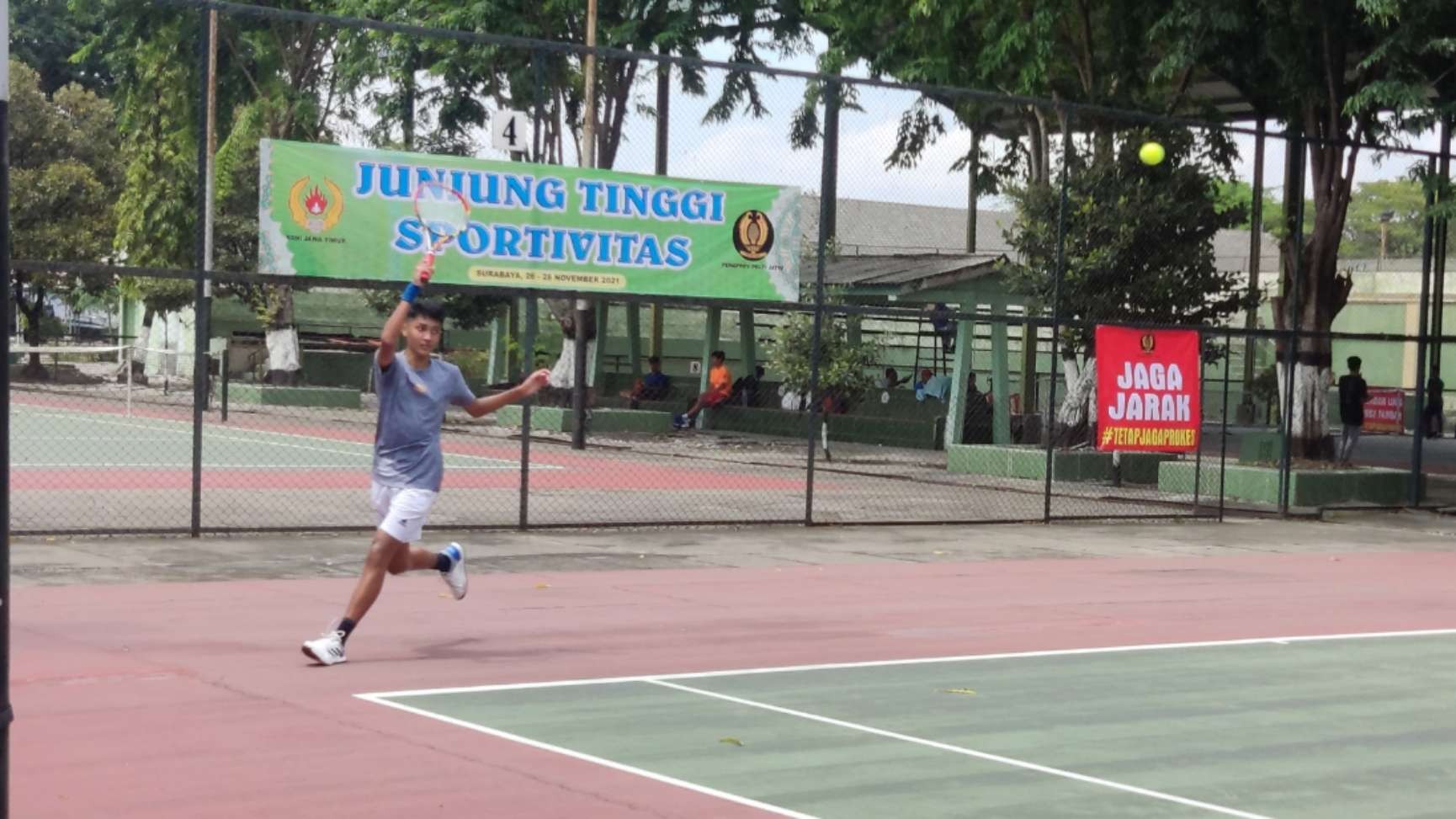 Kejurda Tenis di Lapangan Tenis Kodam V Brawijaya, Surabaya, Jumat 26 November 2021. (Foto: Fariz Yarbo/Ngopibareng.id)