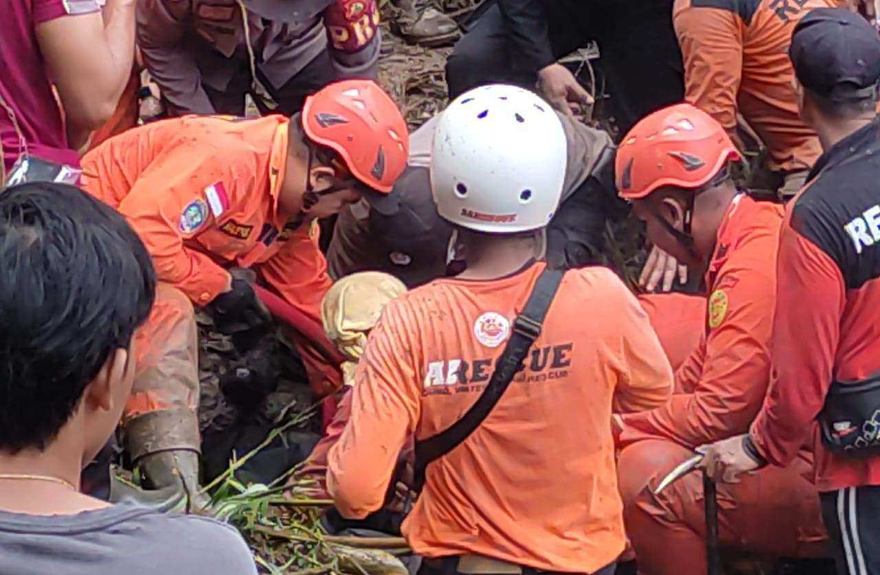Tim SAR Gabungan melakukan evakuasi korban terakhir dalam musibah tanah longsor di Ubud. Dia ditemukan dalam keadaan meninggal dunia (foto:Basarnas Bali)