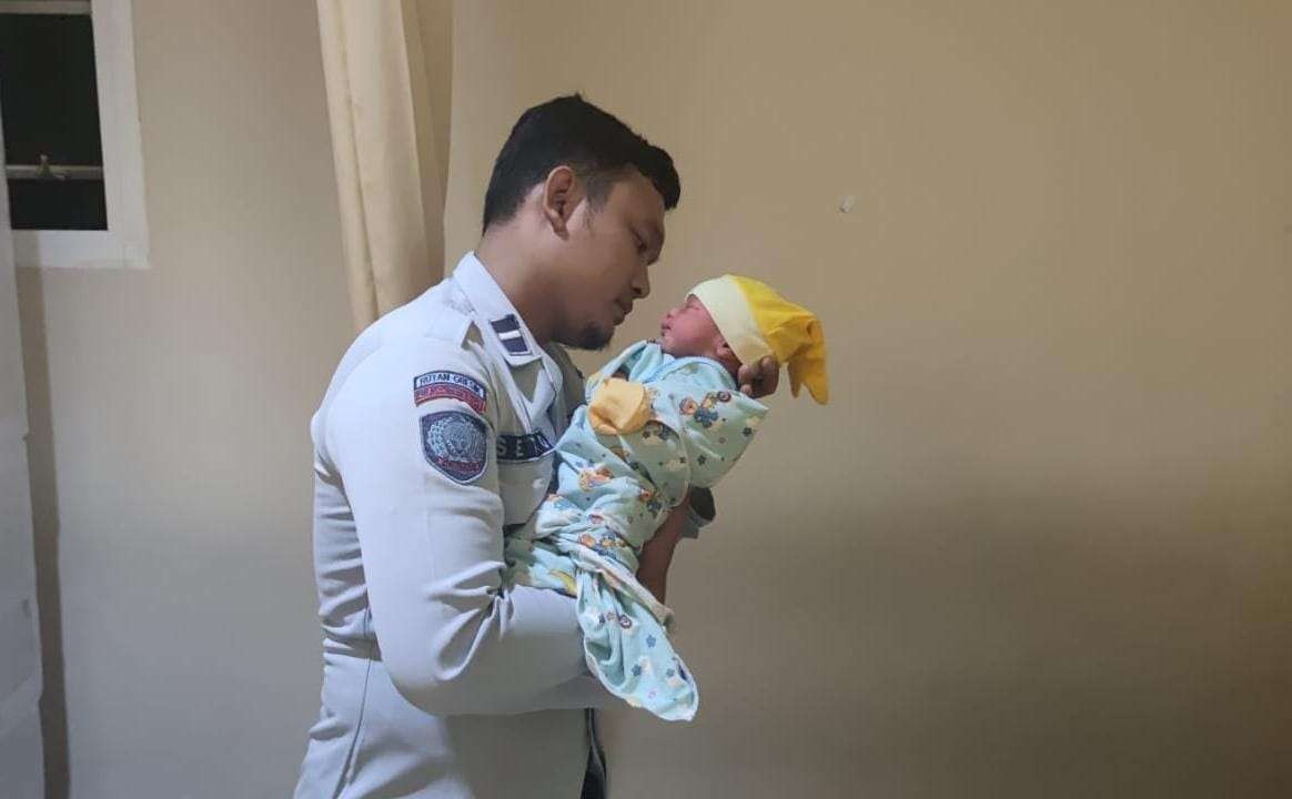 Petugas Rutan Gresik menjadi 'sosok' ayah bagi bayi yang ibunya ditahan di Gresik. (Foto: Kemenkumham Jatim)