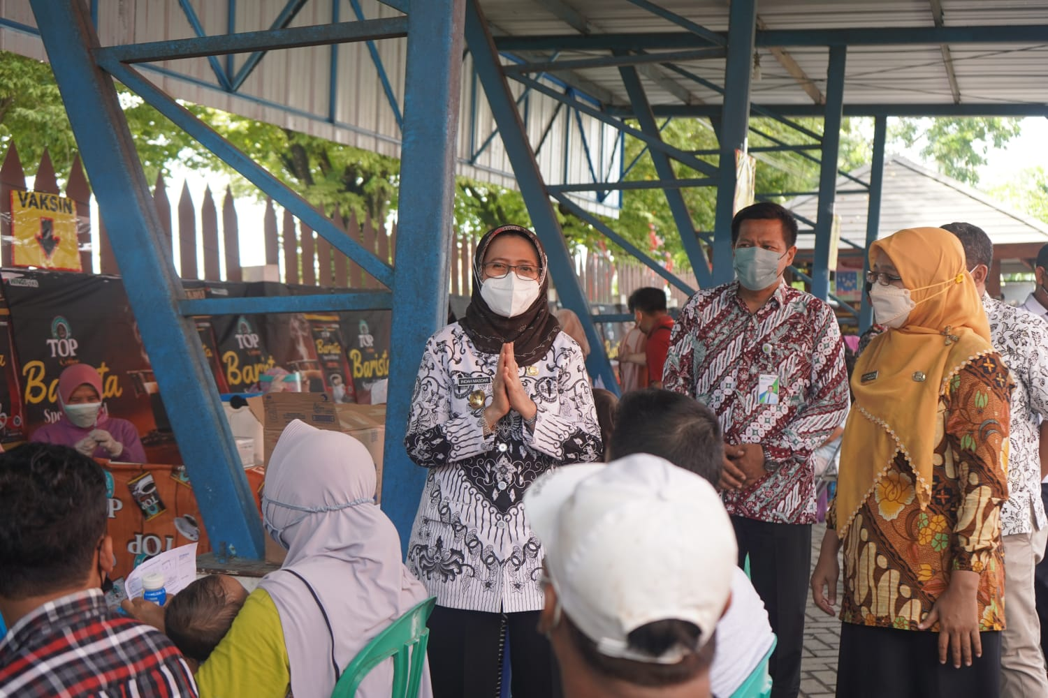 Indah Amperawati ketika datangi pusat vaksinasi di Lumajang. (foto: Kominfo Lumajang)