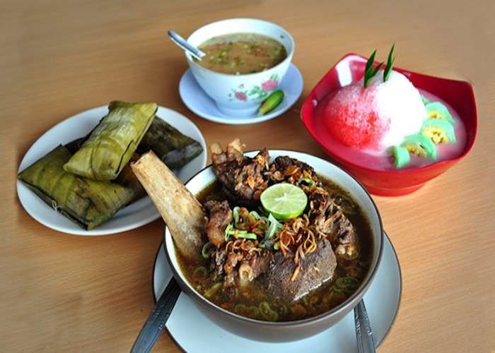 Ilustrasi makanan khas Kota Makassar, dari yang gurih hingga yang manis legit. (Foto: Istimewa)