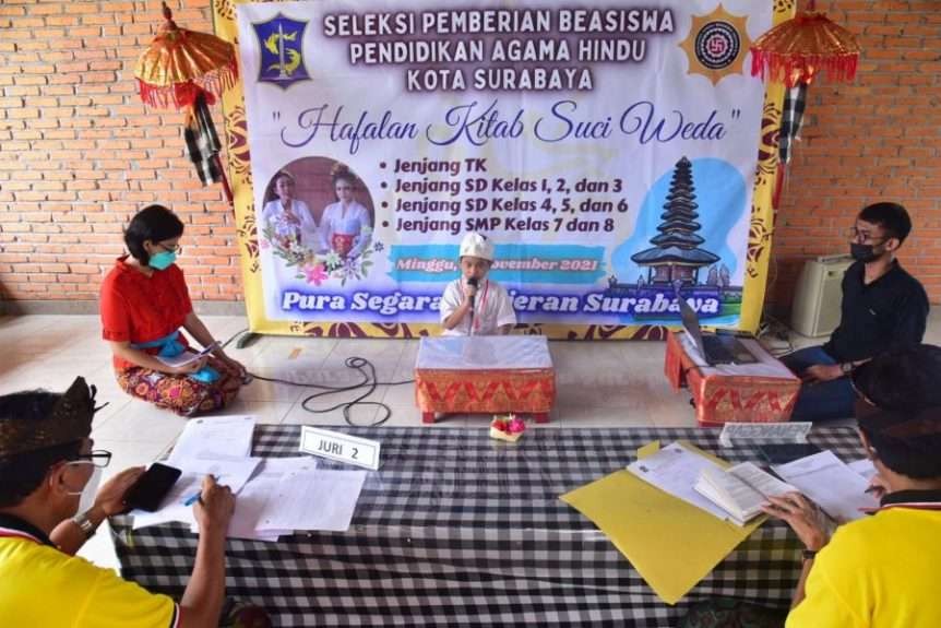 Salah satu siswa mengikuti lomba menghafal dan menguasai kitab suci di Pura Segara, Kenjeran, Surabaya. (Foto: Istimewa)
