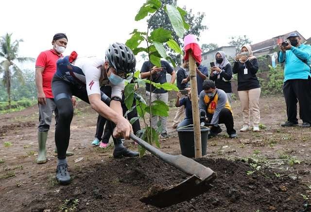 Gubernur Jawa Tengah Ganjar Pranowo melakukan penanaman pohon di kawasan Borobudur. (Foto: Istimewa)