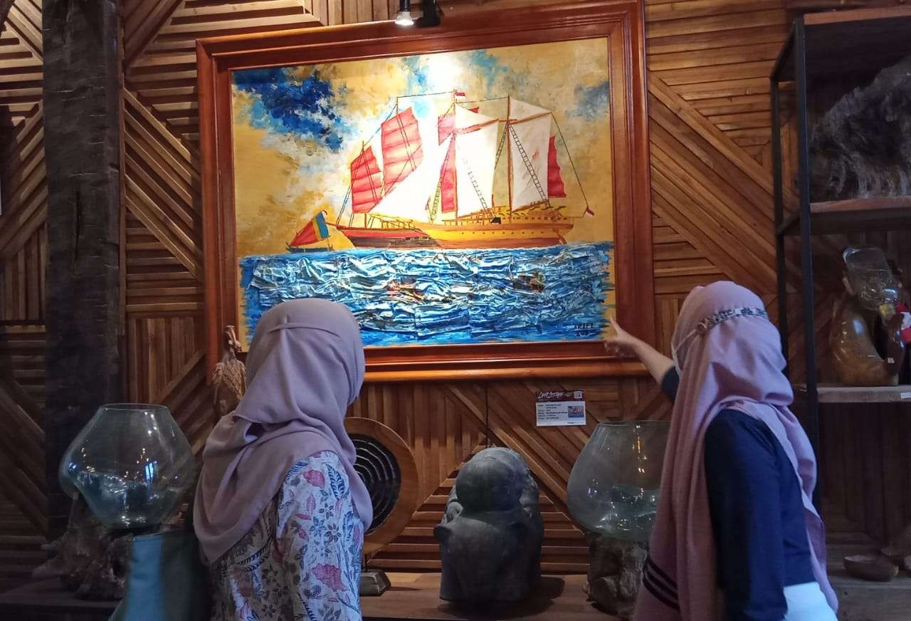 Salah satu karya Ariel Ramadhan dipameran lukisan tunggal bertema Laut Lestari, Sabtu 27 November 2021. (Foto: Dok. Sanggar Daun)