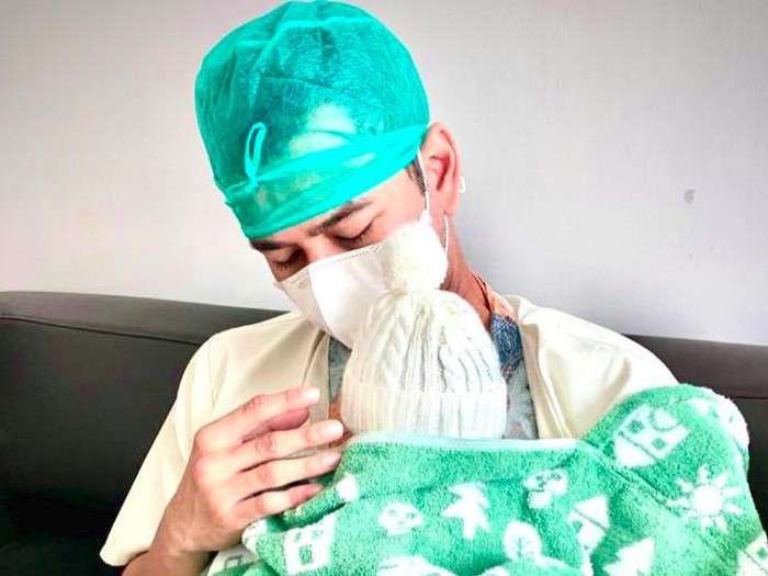 Raffi Ahmad saat melakukan metode skin to skin dengan bayinya. (Foto: Instagram)