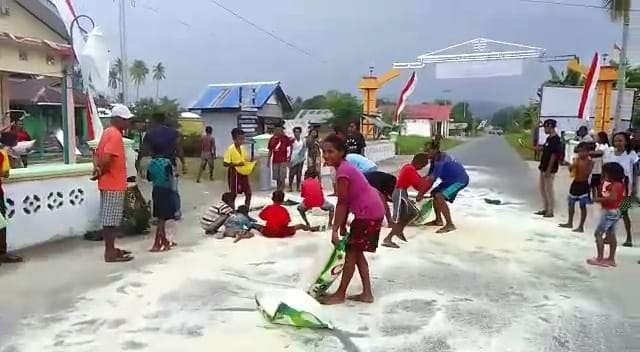 Beras sebanyak dua ton dibuang sia-sia oleh warga warga Desa Waraloin, Kecamatan Taniwel Timur, Kabupaten Seram bagian barat Maluku, karena kecewa kepada pemerintah desa setempat. (Foto: Istimewa)