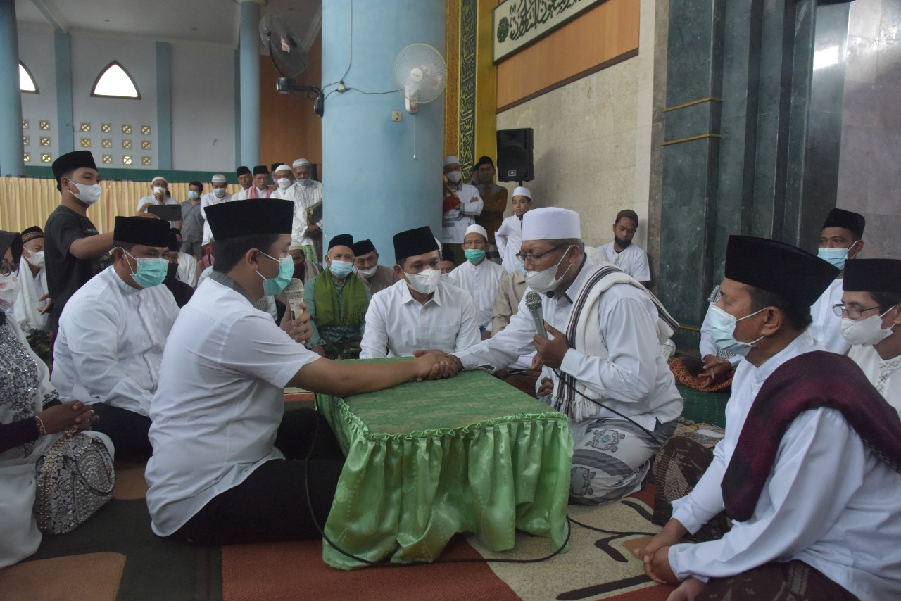 Bupati Lumajang Thoriqul Haq ketika jadi saksi prosesi mualaf warga Lumajang. (Foto: Kominfo Lumajang)