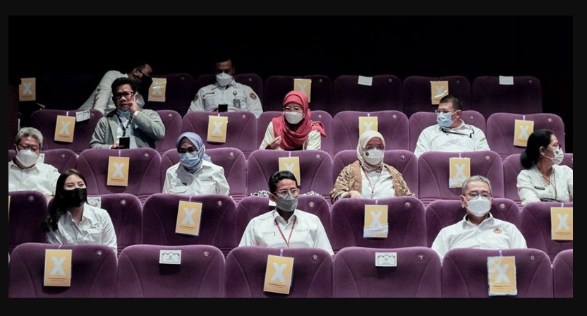 Menparekraf Sandiaga Uno nonton bioskop dengan protokol kesehatan ketat. (Foto: Istimewa)