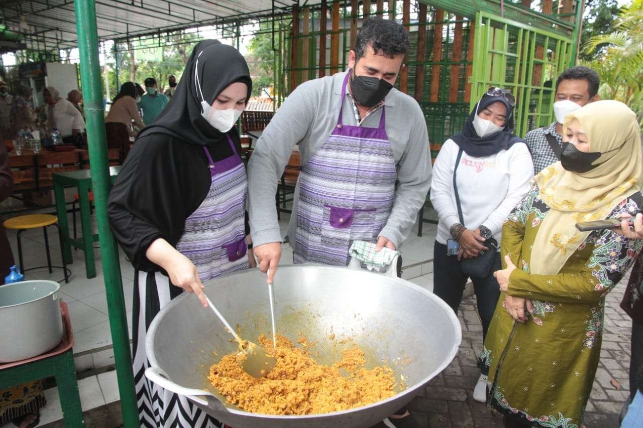 Walikota Habib Hadi Zainal Abidin bersama istrinya, Aminah saat memasak nasi goreng kebuli mangga. (Foto: Diskominfo)