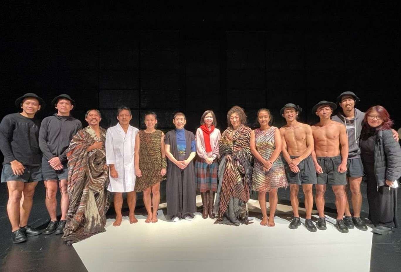 11 pemain drama teater Electra sutradara Tadashi Suzuki dari Indonesia. (Foto: KBRI Tokyo)