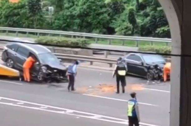 Mobil Mercy (kanan) yang nekat lawan arus akhirnya kecelakaan menabrak mobilio. (Foto: Tangkapan layar)