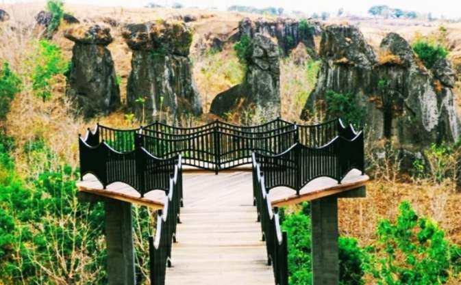 Objek wisata alam Batu Susun Solor di Desa Solor, Kecamatan Cermee, Bondowoso, ditutup dua hari saat libur Nataru. (Foto: Guido Saphan/Ngopibareng.id)