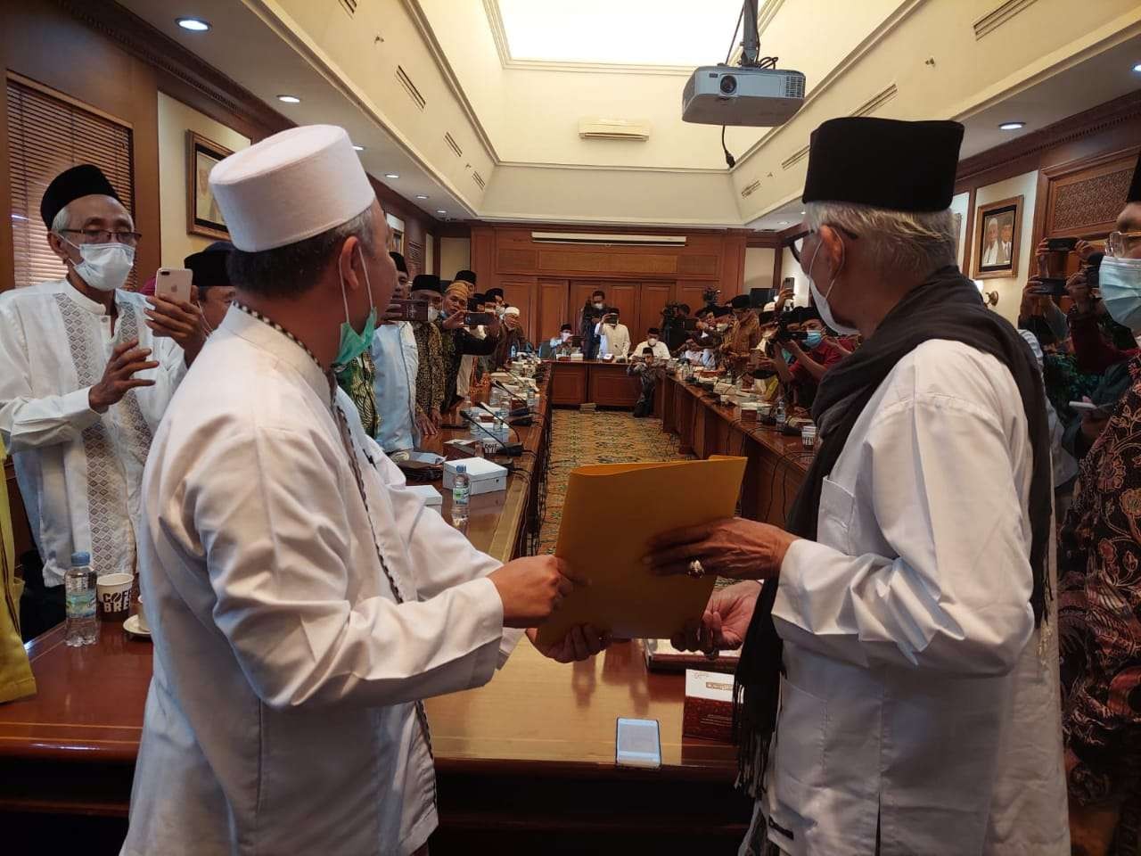 Rais Aam PBNU KH MIftachul Akhyar menerima surat dukungan dari para ulama dari 27 PWNU di kantor PBNU Jakarta. (Foto: Istimewa)