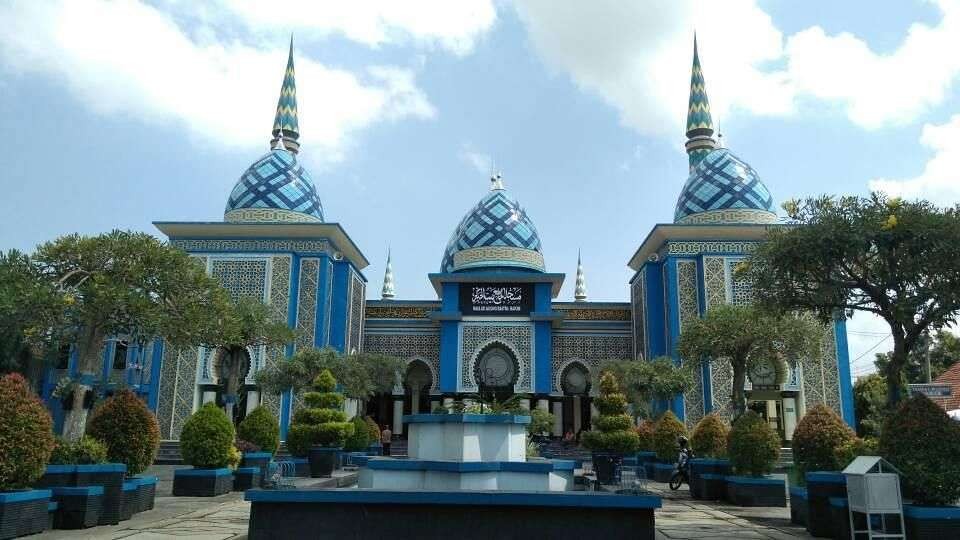 Masjid Agung Baitul Hakim Madiun, Jawa Timur. (Foto: Travellers)