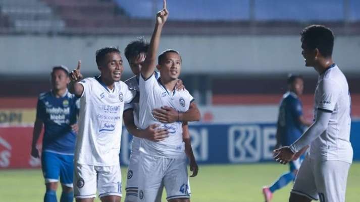 Pencetak gol kemenangan Arema FC, Dendi Santoso saat melakukan selebrasi di lapangan (Instagram:@aremafcofficial)