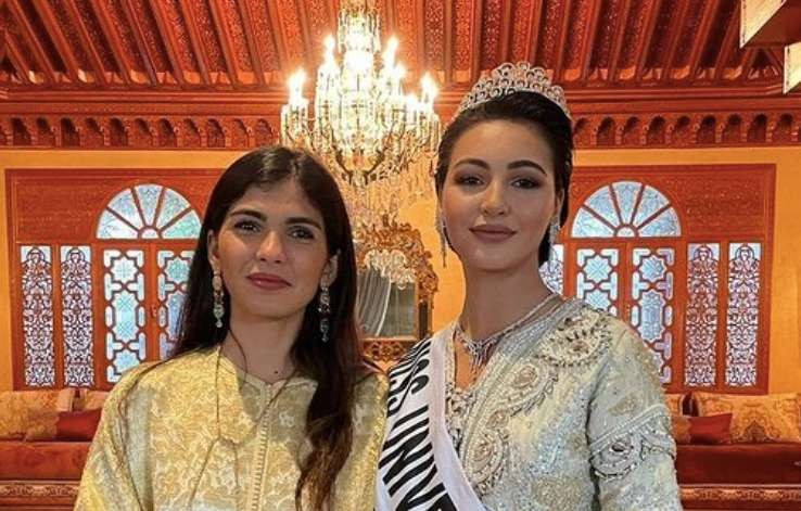 Fatima Zahra Khayat (kiri) menyerahkan mahkota dan selempang Miss Universe Maroko 2021 kepada Kawtar Benhalima. (Foto: Istimewa)