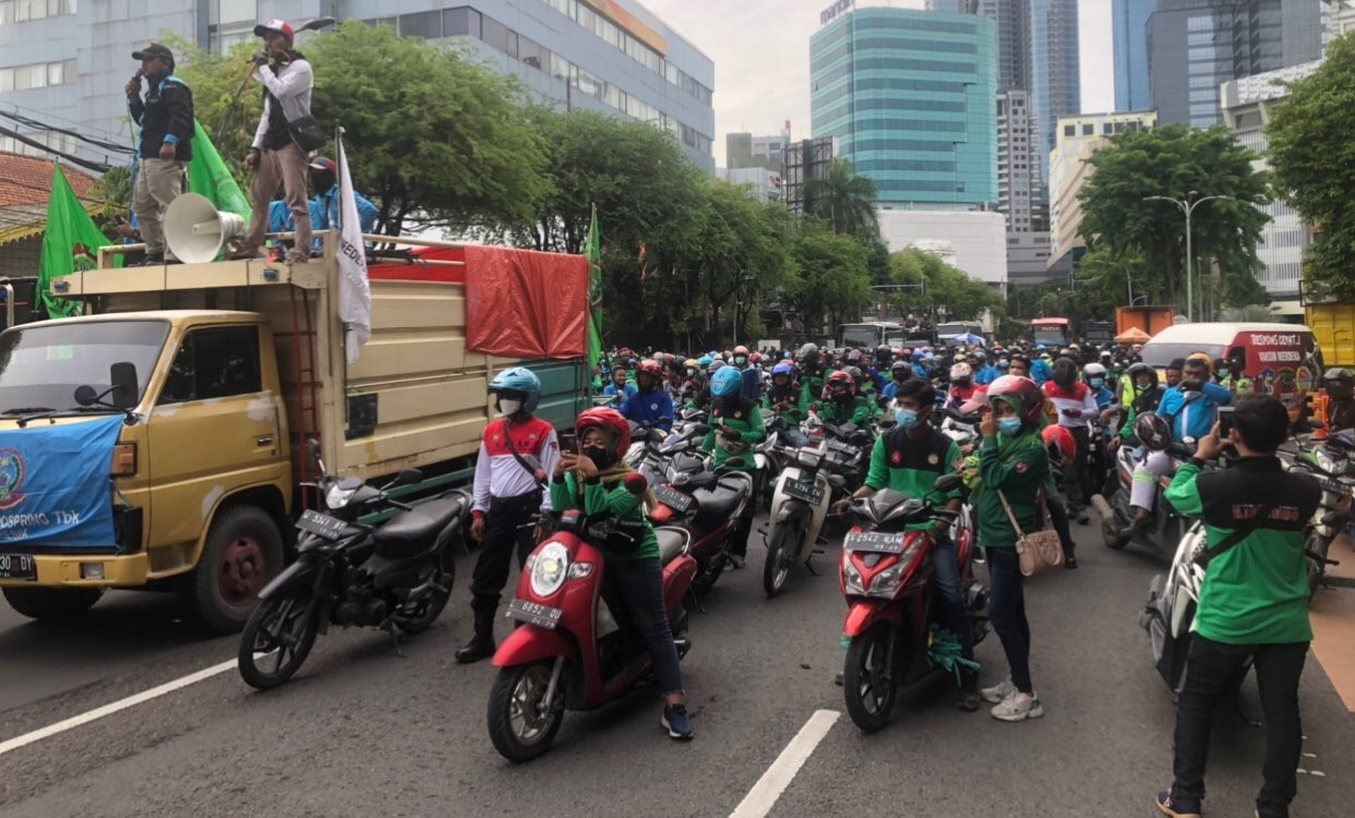 Kedatangan ribuan buruh Jatim di Gedung Negara Grahadi Surabaya, membuat kemacetan di beberapa ruas jalan, Senin 29 November 2021. (Foto: Andi Dwi/Ngopibareng.id)