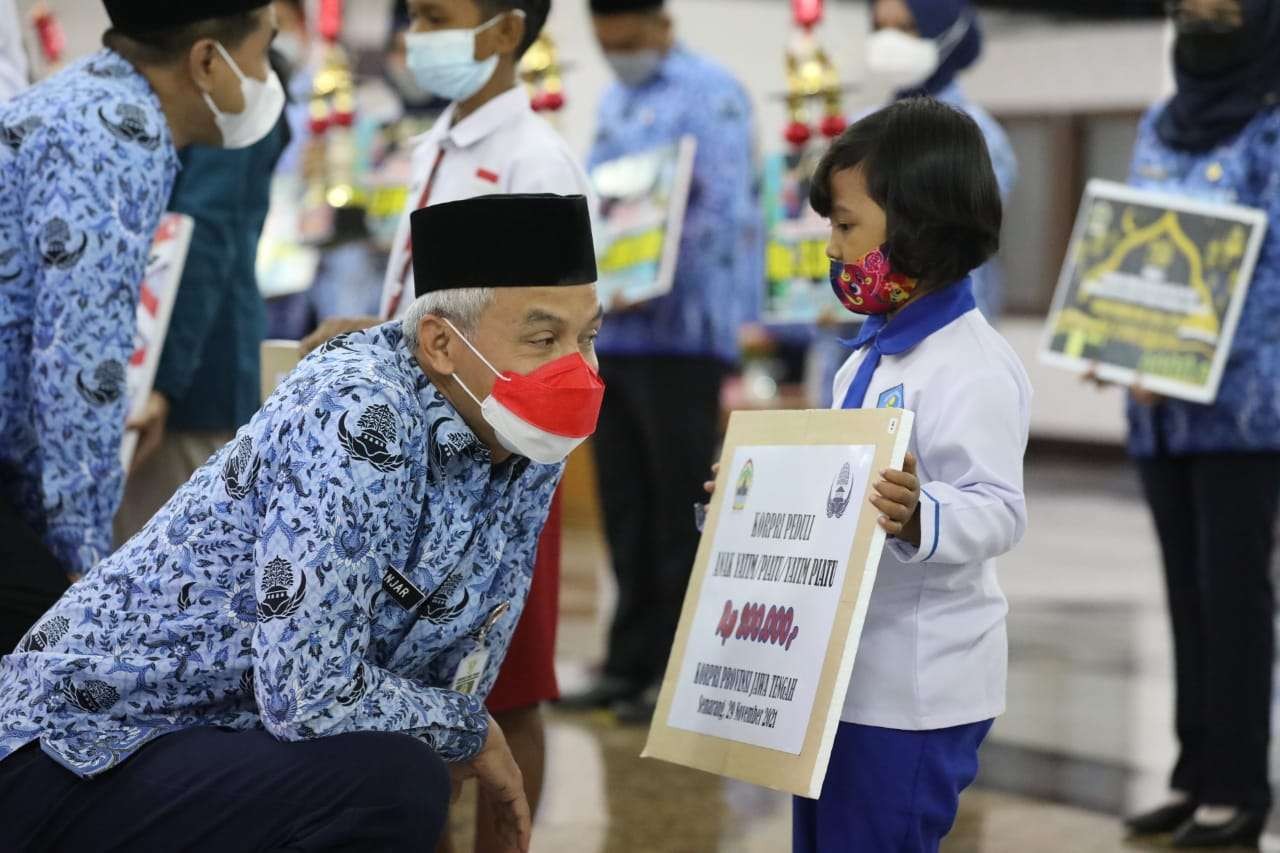 Gubernur Jawa Tengah Ganjar Pranowo berbincang dengan anak kecil di  acara puncak peringatan HUT di Gedung Gradhika Bhakti Praja, Senin 29 November 2021.Korpri ke-50. (Foto: Istimewa)