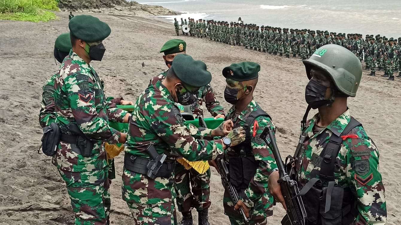 Kepala Staf Divisi 2 Konstrad, Kepala Staf Divisi Infanteri 2 Kostrad, Brigjen TNI Tjaturputra Gunadi Genah menyematkan brevet Raider pada salah satu prajurit. (Foto: Muh Hujaini/Ngopibareng.id)