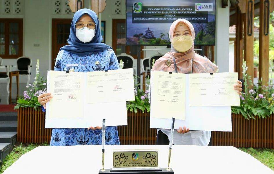 Bupati Banyuwangi Ipuk Fiestiandani dan Direktur Politeknik Sekolah Tinggi Ilmu Administrasi (STIA) LAN Jakarta, Prof. Dr. Nurliah Nurdin menunjukkan nota kesepahaman yang ditandatangani (foto:istimewa)