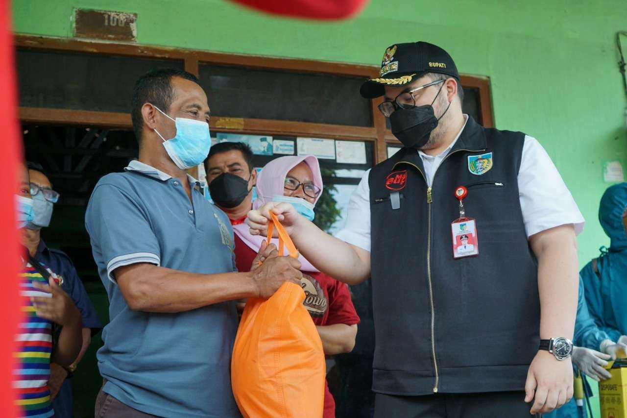 Bupati Kediri Hanindhito Himawan Pramana saat menyerahkan bantuan ke warga kabupaten. (Foto: Istimewa)