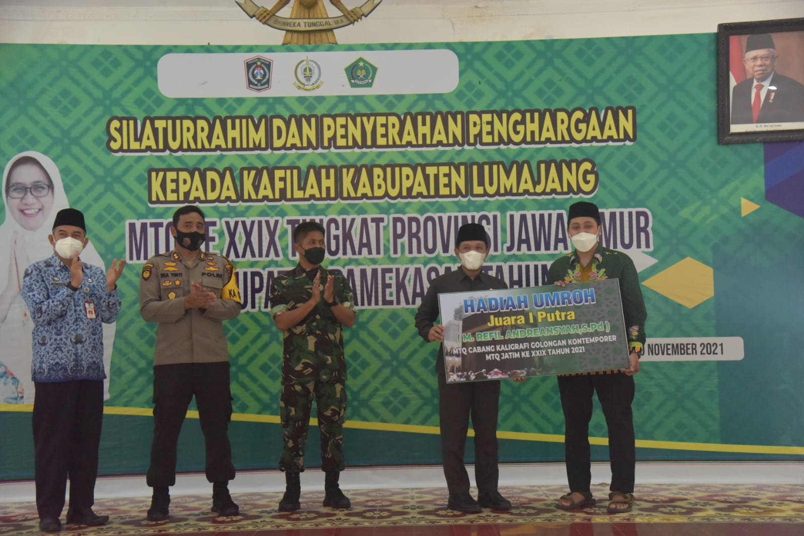 Bupati Lumajang, Thoriqul Haq (Cak Thoriq) menyerahkan penghargaan berupa 4 paket umrah dan uang pembinaan pemenang MTQ XXIX. (Foto: Kominfo Lumajang)