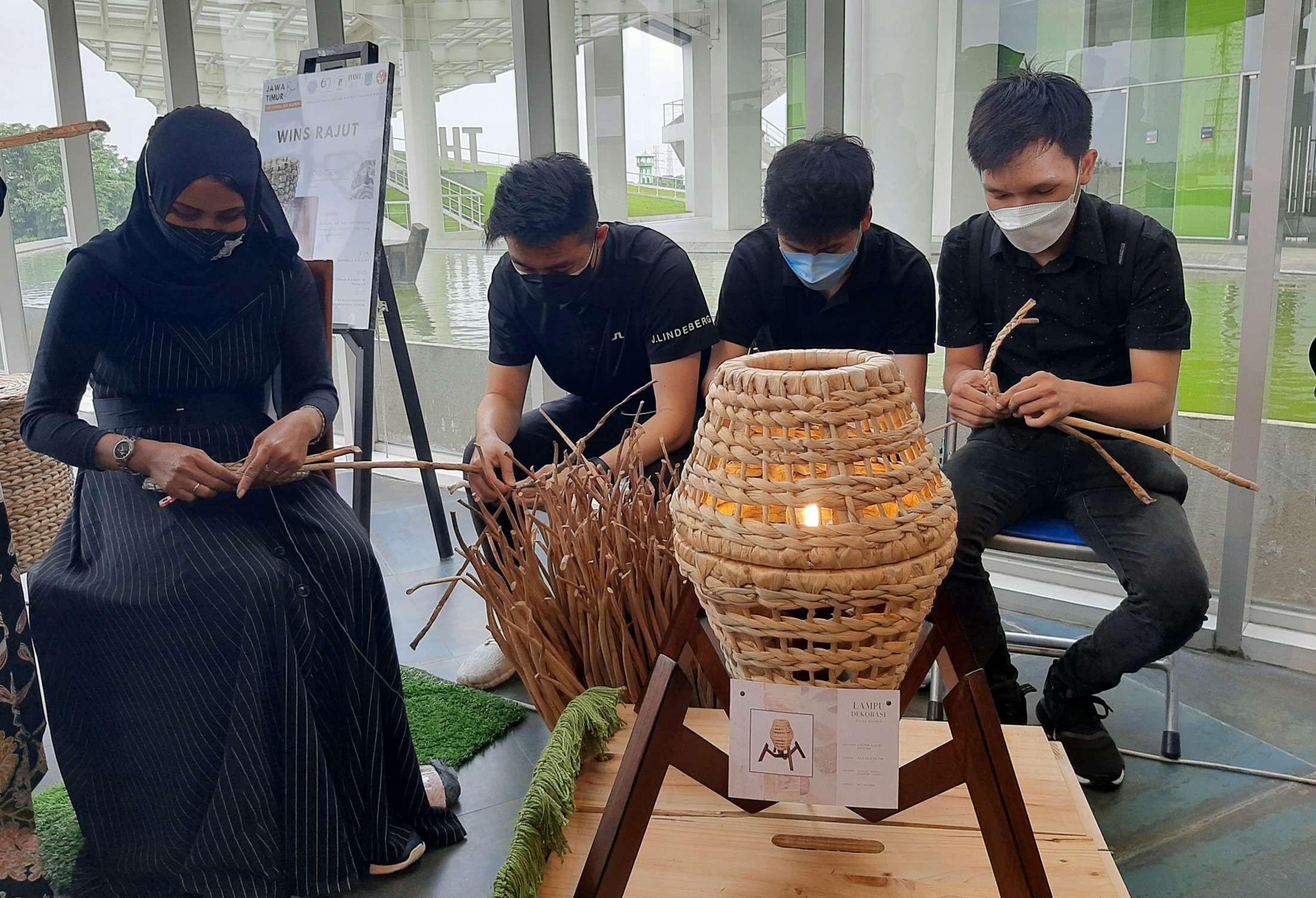 Mahasiswa UK Petra saat menunjukkan proses pembuatan salah satu produk furniture hasil kolaborasi dengan UMKM Pasuruan. (Foto: Pita Sari/Ngopibareng.id)