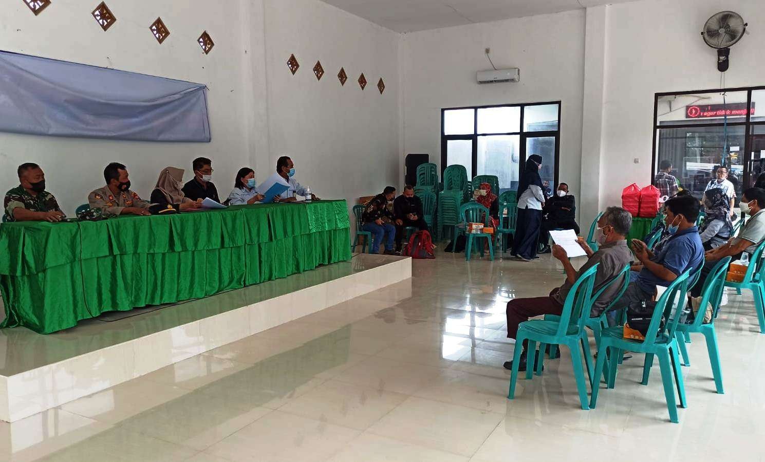 Pertemuan PLN dengan pemilik tanah di wilayah Desa Bangsring yang akan dilewati SUTET (Foto: Muh Hujaini/Ngopibareng.id)