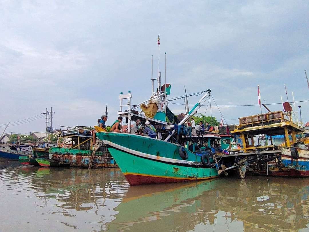 Kapal nelayan bersandar di Pelabuhan Kota Pasuruan (Foto: Laily/Ngopibareng.id)