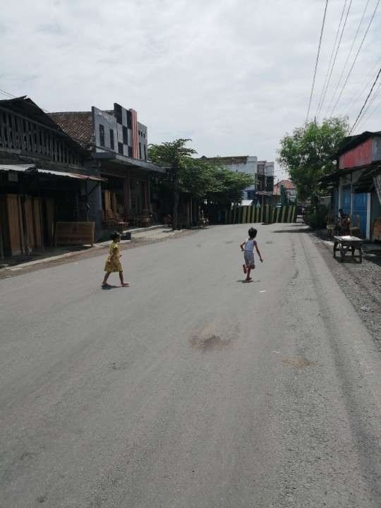 Anak-anak berlarian memanfaatkan Jalur Lingkar Selatan yang ditutup total (Laily/ngopibareng)