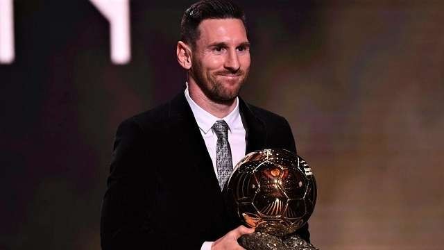 Lionel Messi memegang trofi Ballon d'Or ketujuh, pada Selasa 30 November 2021 dini hari waktu Indonesia. (Foto: Twitter)