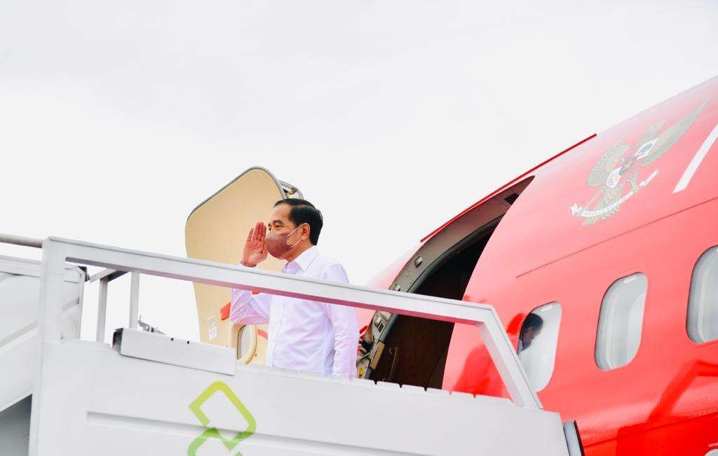 Presiden Joko Widodo saat menaiki pesawat kepresidenan yang akan membawanya ke Jatim. (Foto: Setpres)