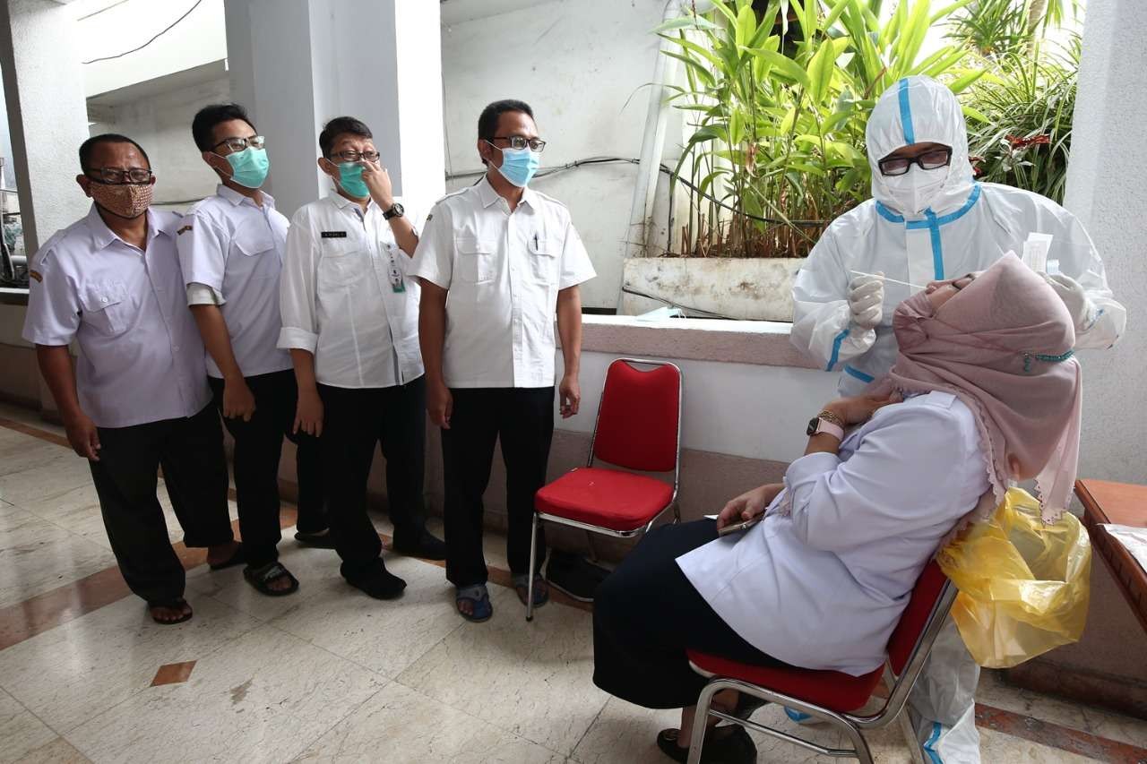 ASN Pemkot Surabaya menjalani swab PCR. (Foto: Istimewa)