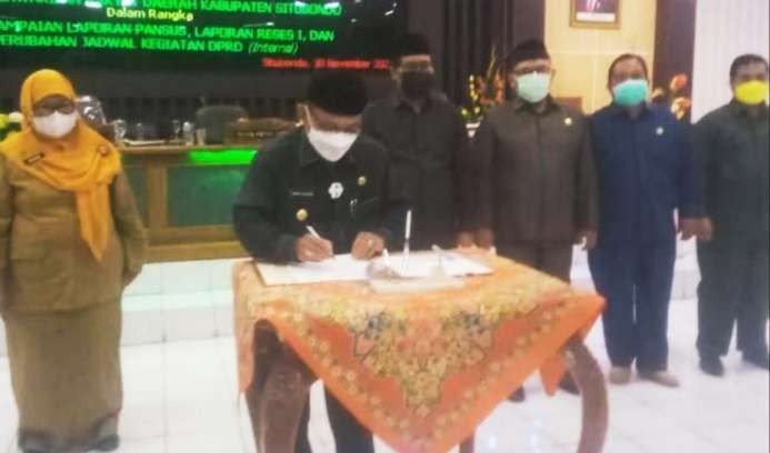 Bupati Situbondo Karna Suswandi menandatangani pengesahan Perda APBD 2022 disaksikan Wabup Hj. khoirani dan empat pimpinan DPRD dalam sidang paripurna DPRD Situbondo. (Foto: Istimewa)