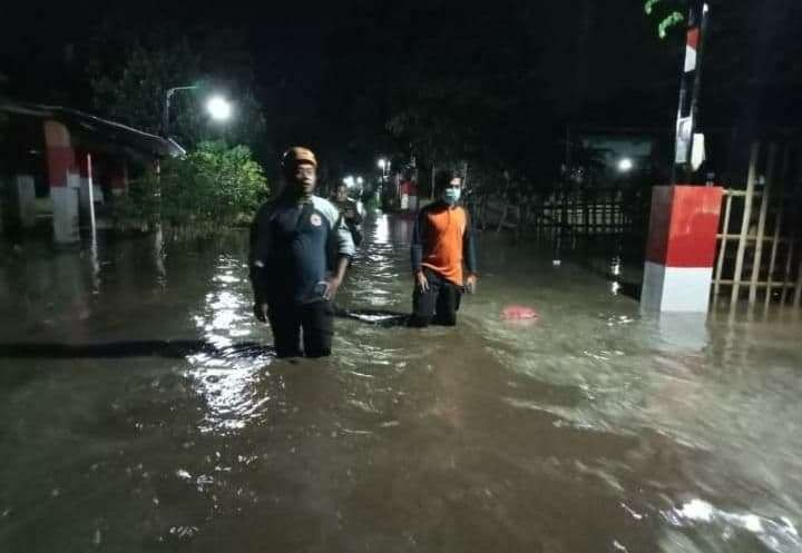 Banjir bandang sempat melanda dua desa di Kecamatan Dringu, Kabupaten Probolinggo, Rabu malam, 1 Desember 2021. (Foto: Ikhsan Mahmudi/Ngopibareng.id)